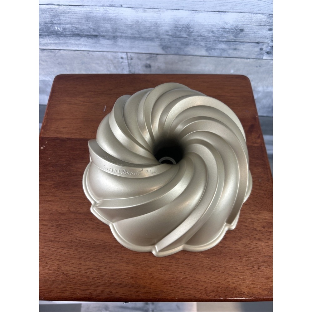 Nordic Ware 10 Cup Heritage Swirl Bundt Pan